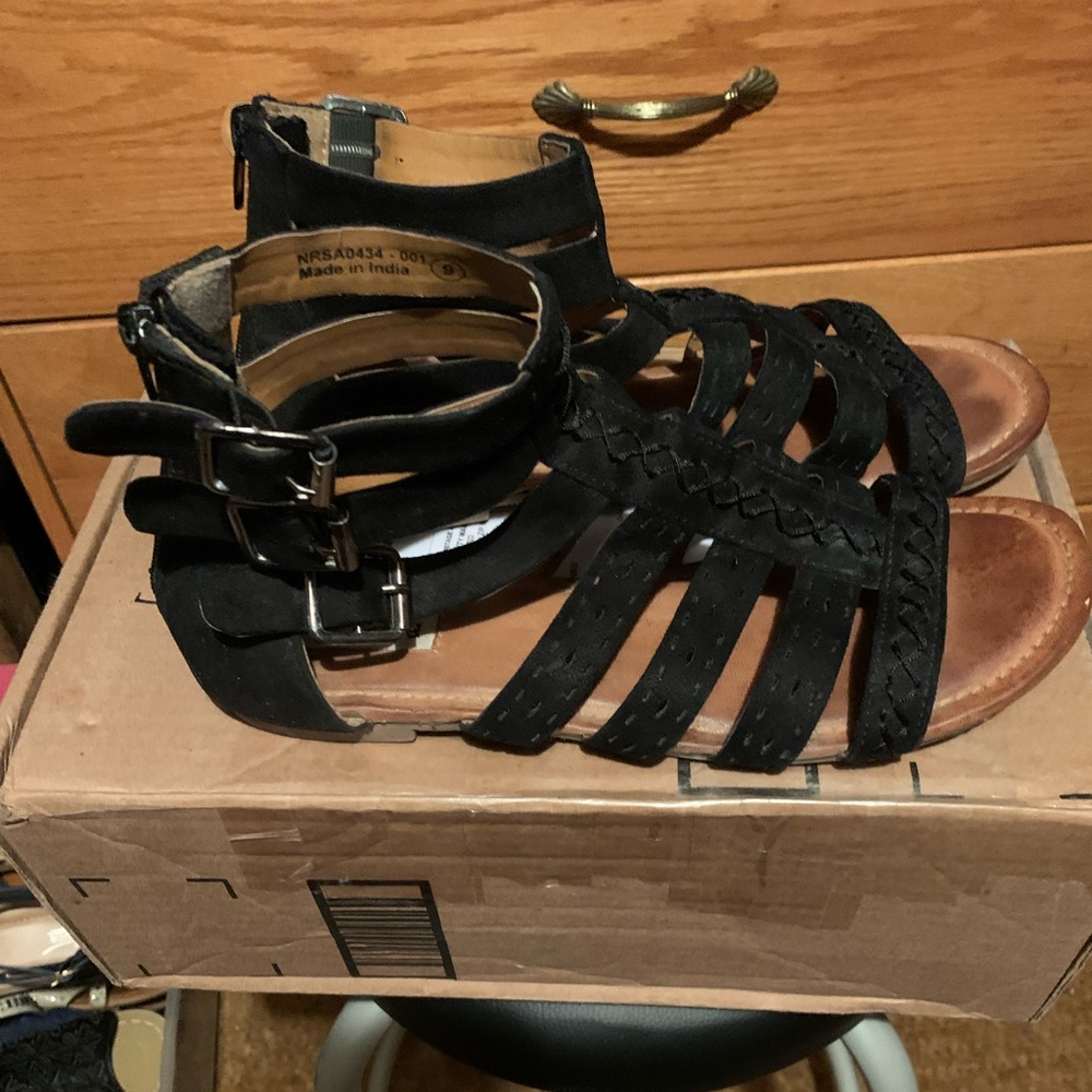 Women’s Slightly Worn Black 🖤 Not Rated Gladiator Sandals  👡, size 9, 🖤👡👍🎊